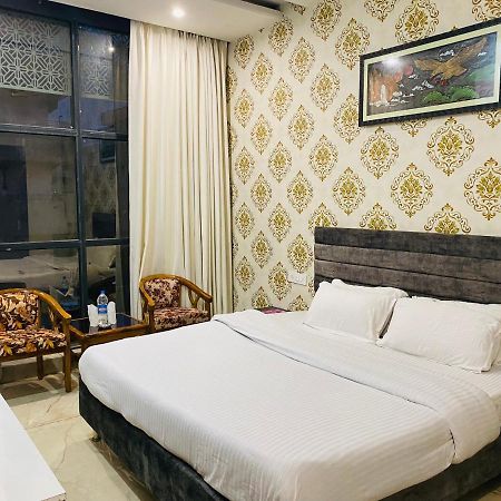 Hotel Hollywood - Family Hotel Zirakpur ภายนอก รูปภาพ