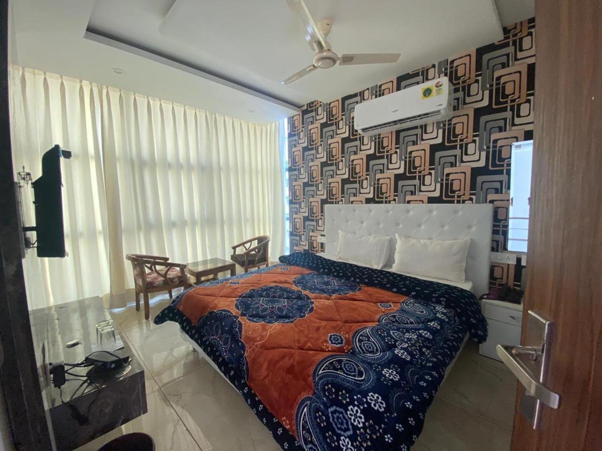 Hotel Hollywood - Family Hotel Zirakpur ภายนอก รูปภาพ