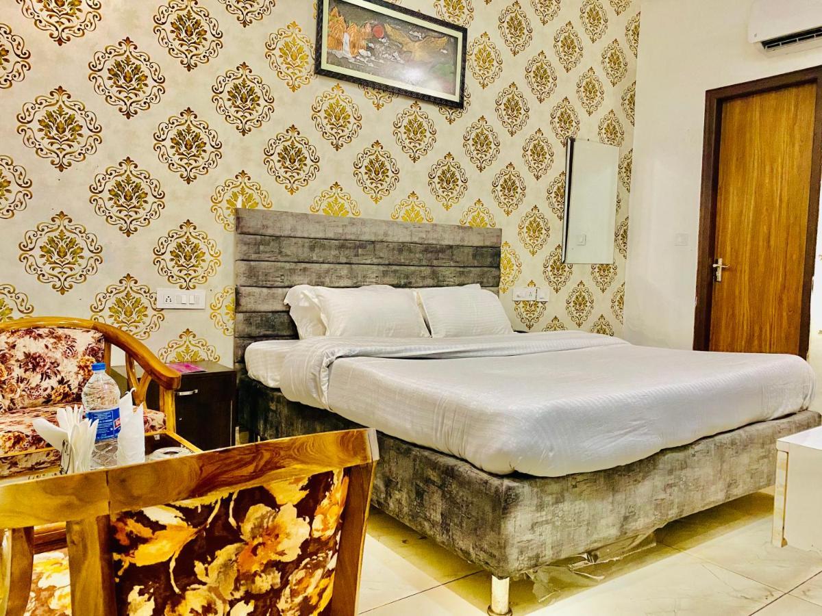 Hotel Hollywood - Family Hotel Zirakpur ภายนอก รูปภาพ
