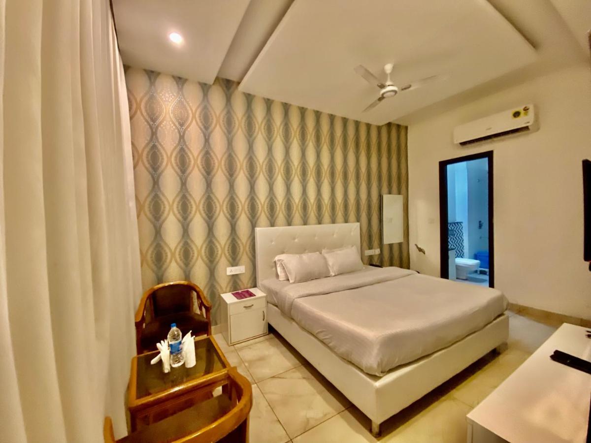 Hotel Hollywood - Family Hotel Zirakpur ภายนอก รูปภาพ