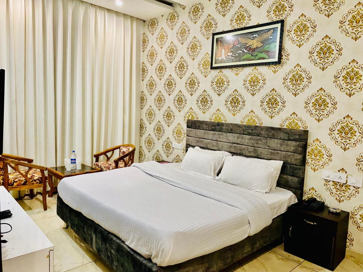 Hotel Hollywood - Family Hotel Zirakpur ภายนอก รูปภาพ