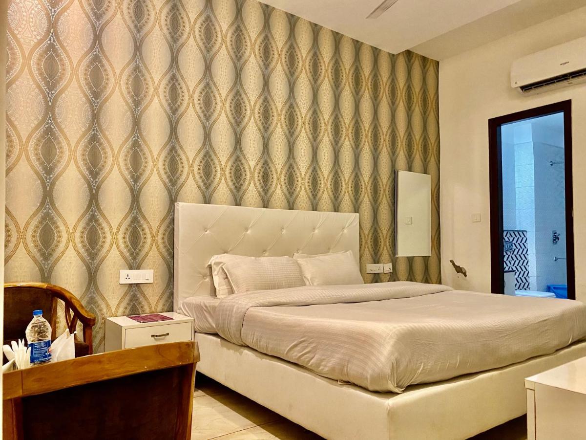 Hotel Hollywood - Family Hotel Zirakpur ภายนอก รูปภาพ