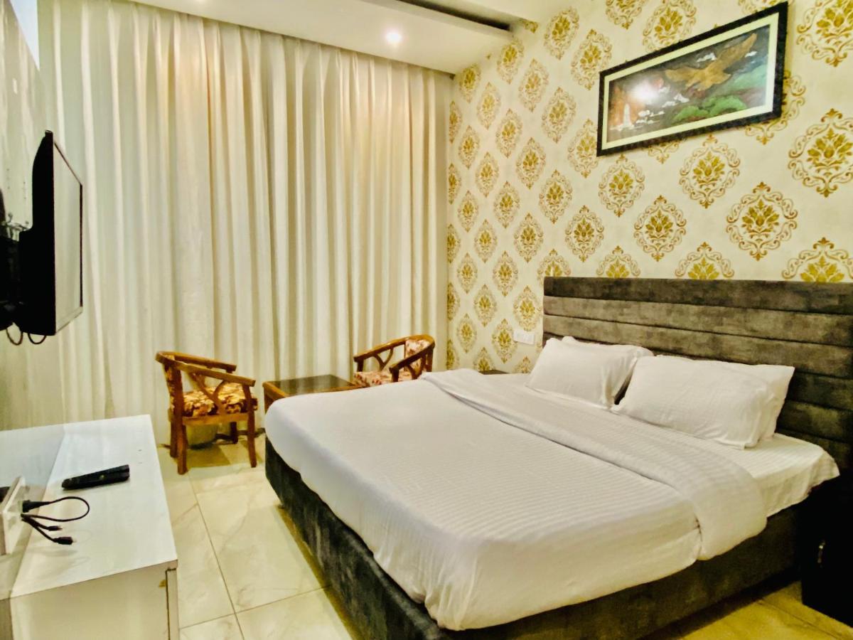 Hotel Hollywood - Family Hotel Zirakpur ภายนอก รูปภาพ