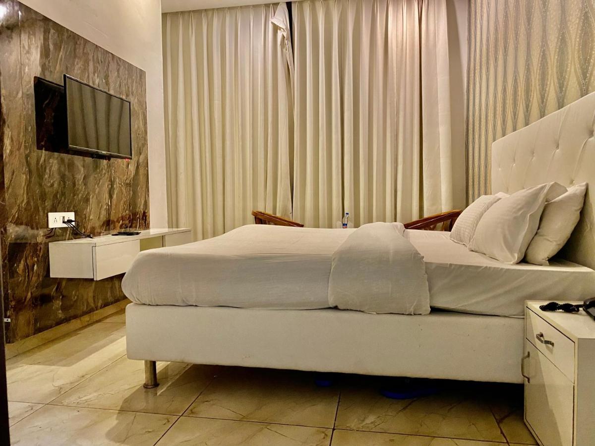 Hotel Hollywood - Family Hotel Zirakpur ภายนอก รูปภาพ