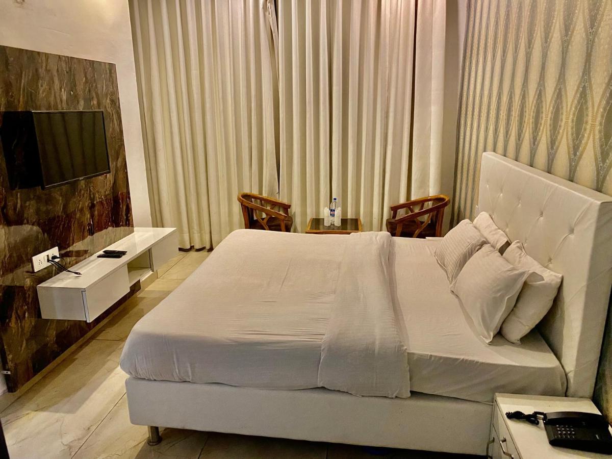 Hotel Hollywood - Family Hotel Zirakpur ภายนอก รูปภาพ