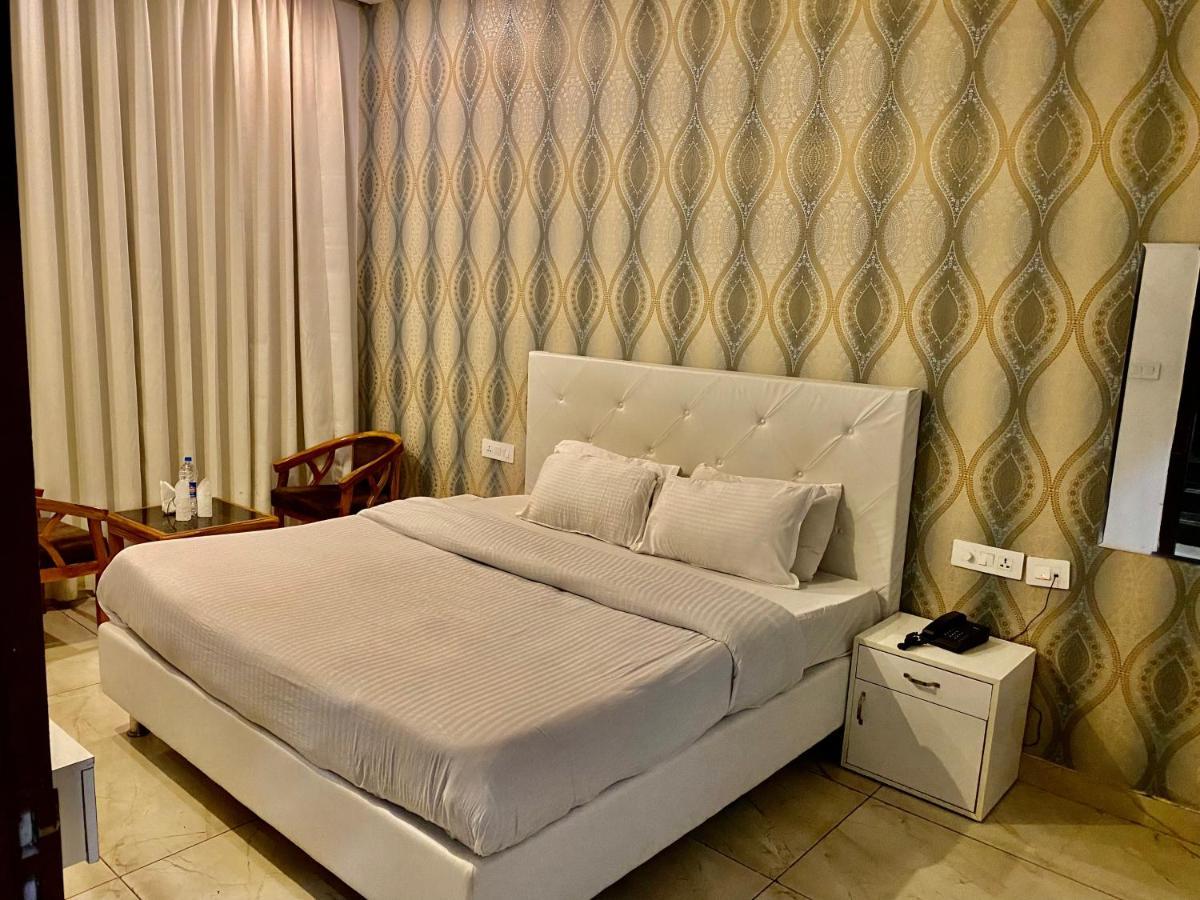 Hotel Hollywood - Family Hotel Zirakpur ภายนอก รูปภาพ