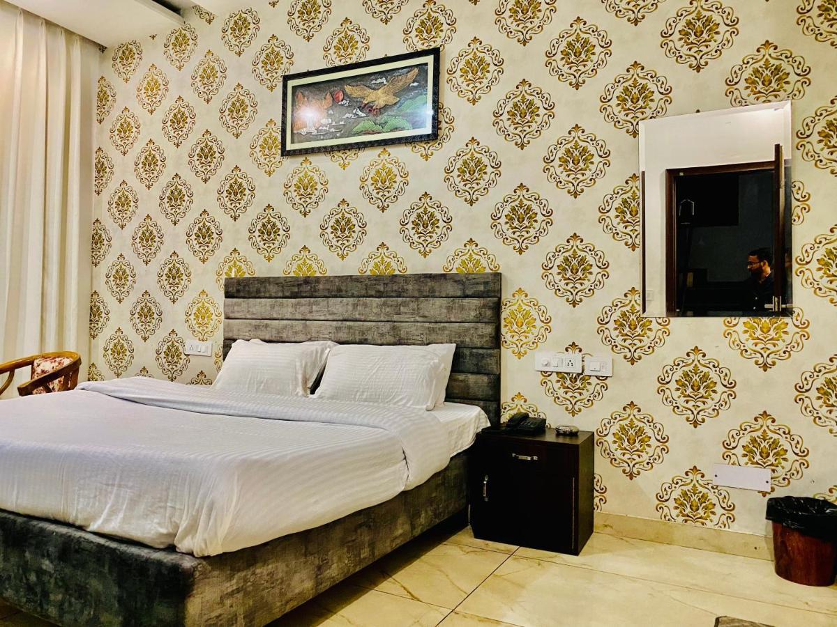 Hotel Hollywood - Family Hotel Zirakpur ภายนอก รูปภาพ