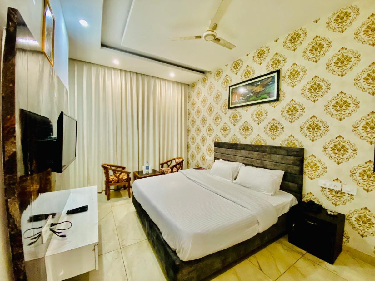 Hotel Hollywood - Family Hotel Zirakpur ภายนอก รูปภาพ