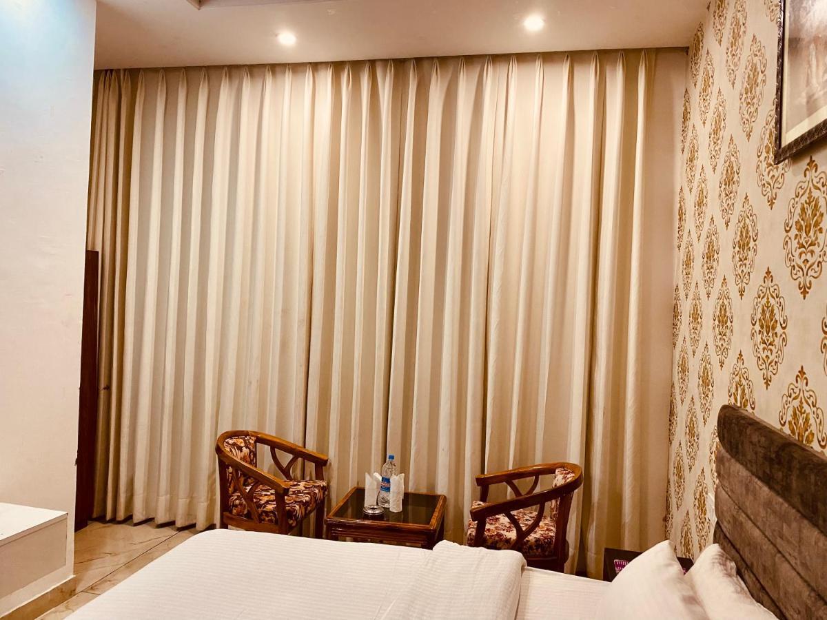 Hotel Hollywood - Family Hotel Zirakpur ภายนอก รูปภาพ