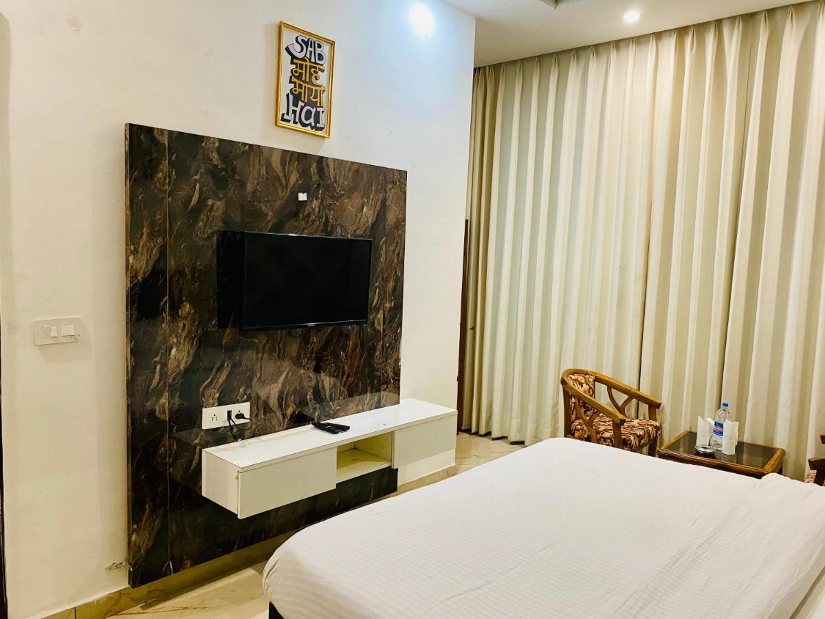 Hotel Hollywood - Family Hotel Zirakpur ภายนอก รูปภาพ