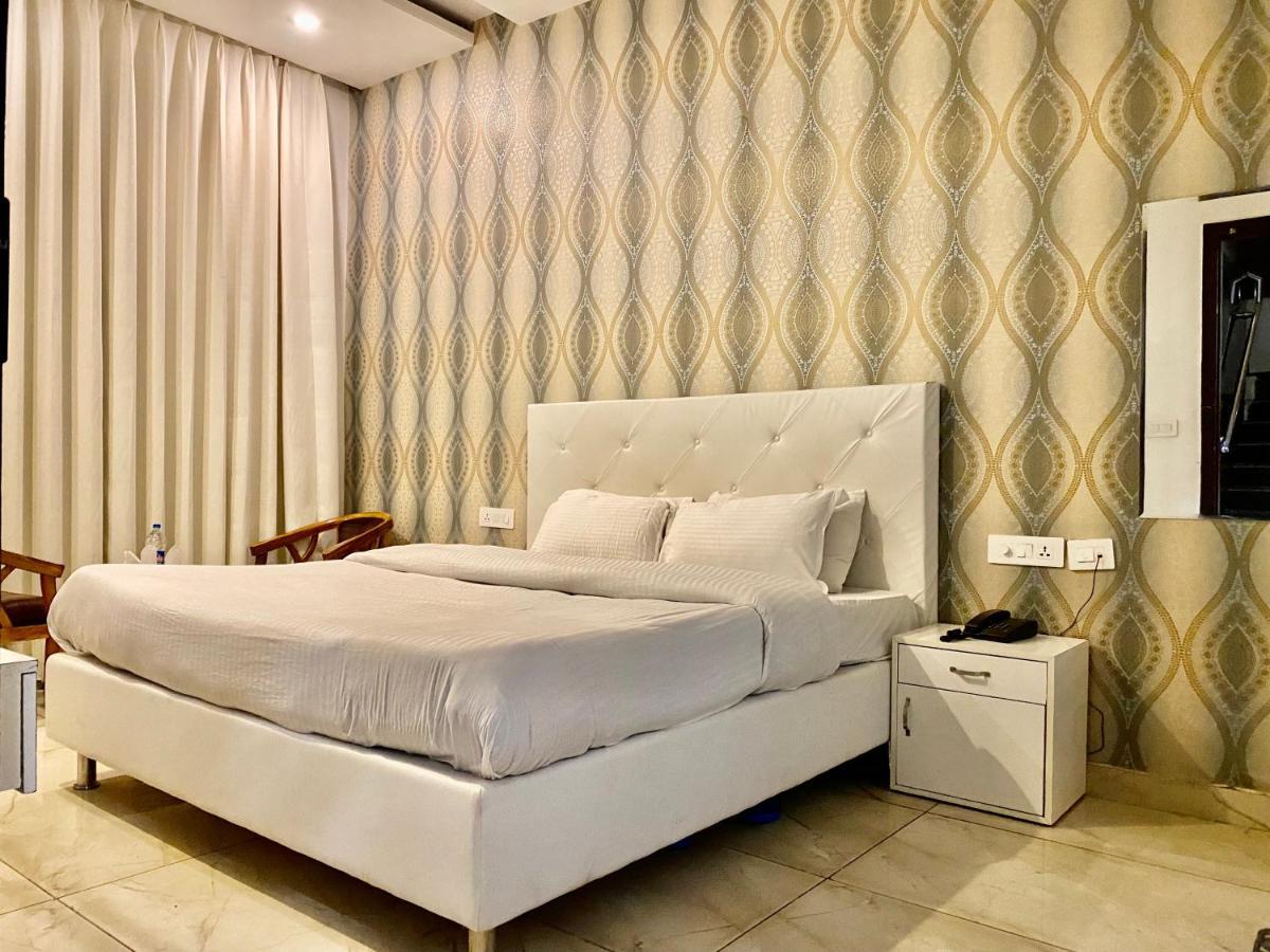 Hotel Hollywood - Family Hotel Zirakpur ภายนอก รูปภาพ