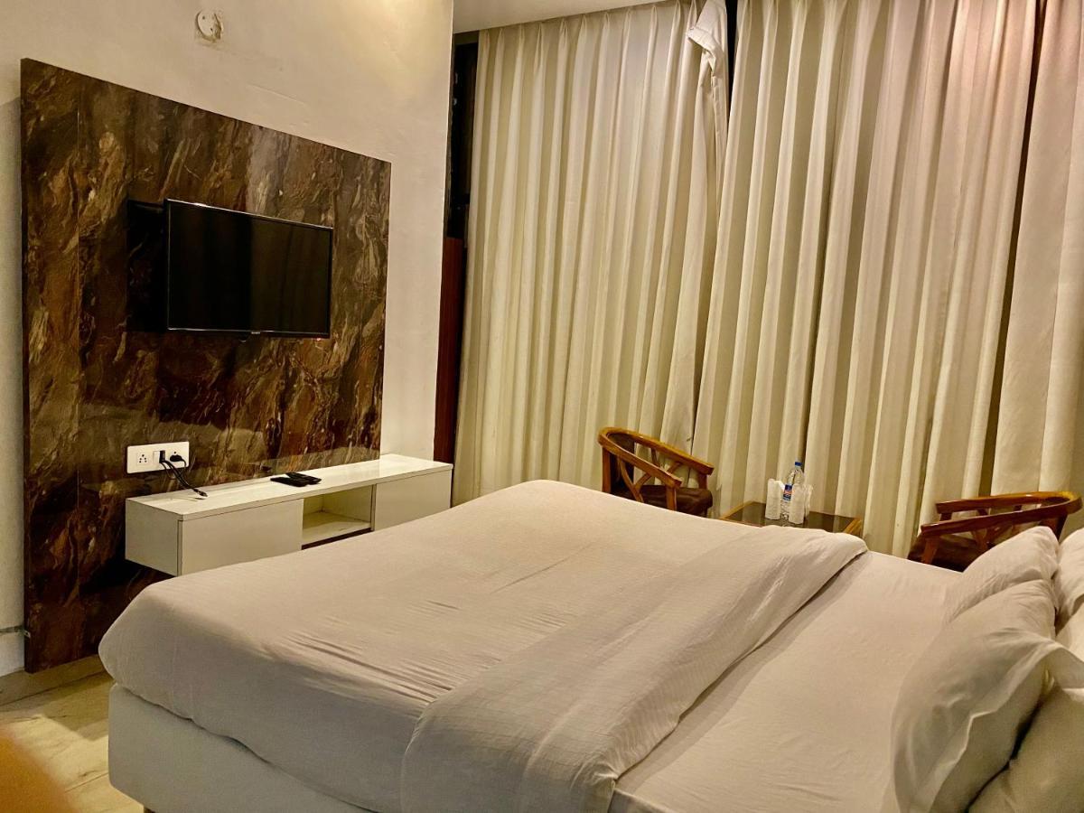 Hotel Hollywood - Family Hotel Zirakpur ภายนอก รูปภาพ