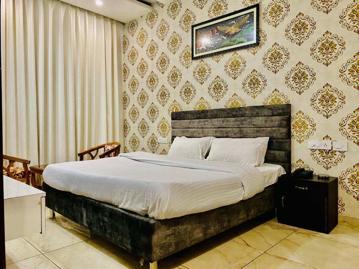Hotel Hollywood - Family Hotel Zirakpur ภายนอก รูปภาพ